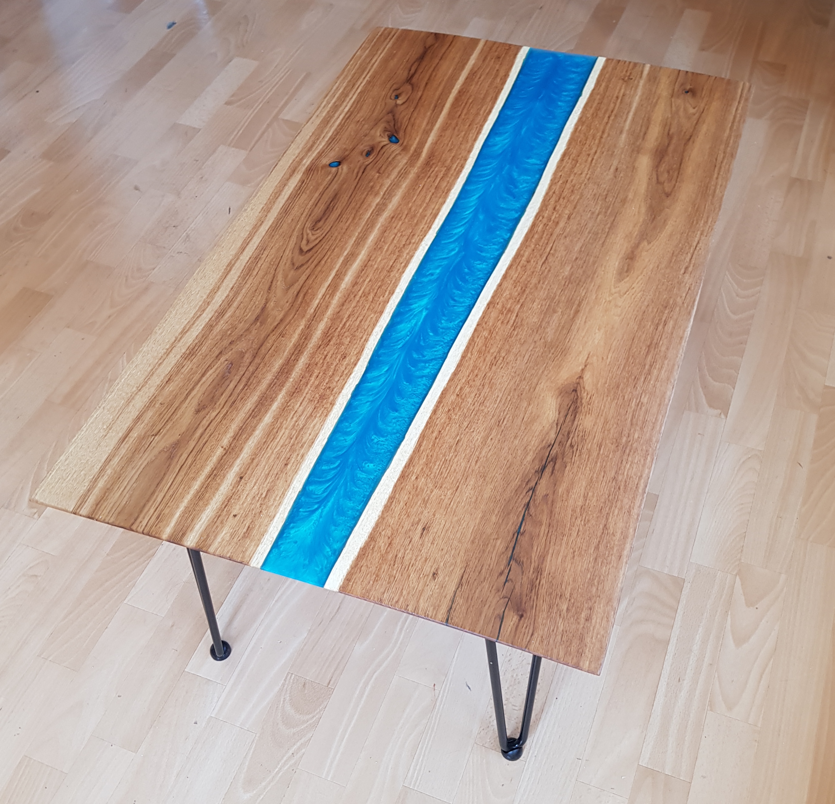 Table basse en chêne et époxy